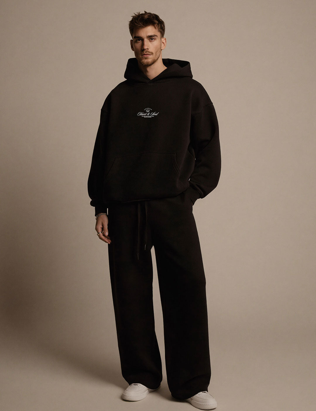 Hoodie Heart and Soul Black - Model